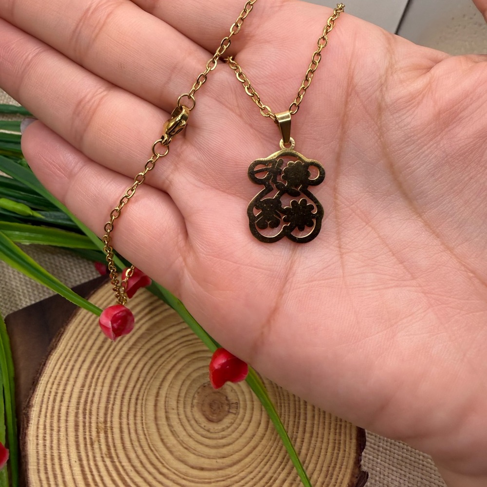 Elegant Gold Pendant Necklace